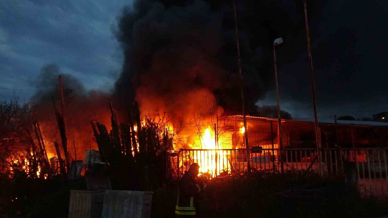 Samsun’da meyve deposunda yangın: Ekipler müdahale ediyor
