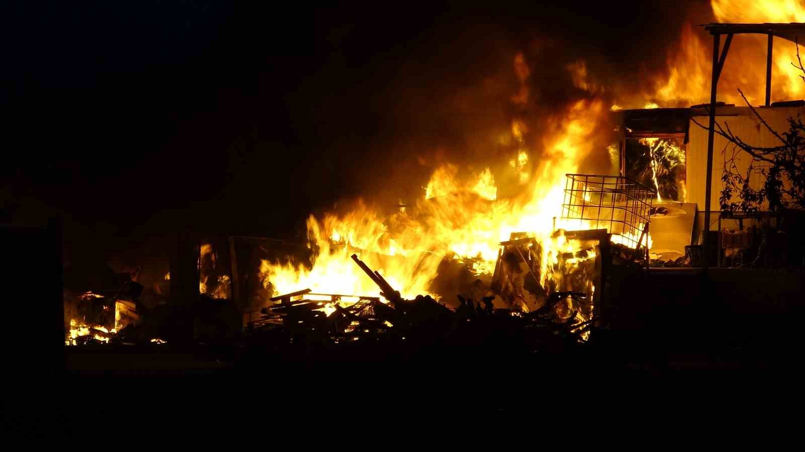 Samsun’da meyve deposunda yangın: Ekipler müdahale ediyor
