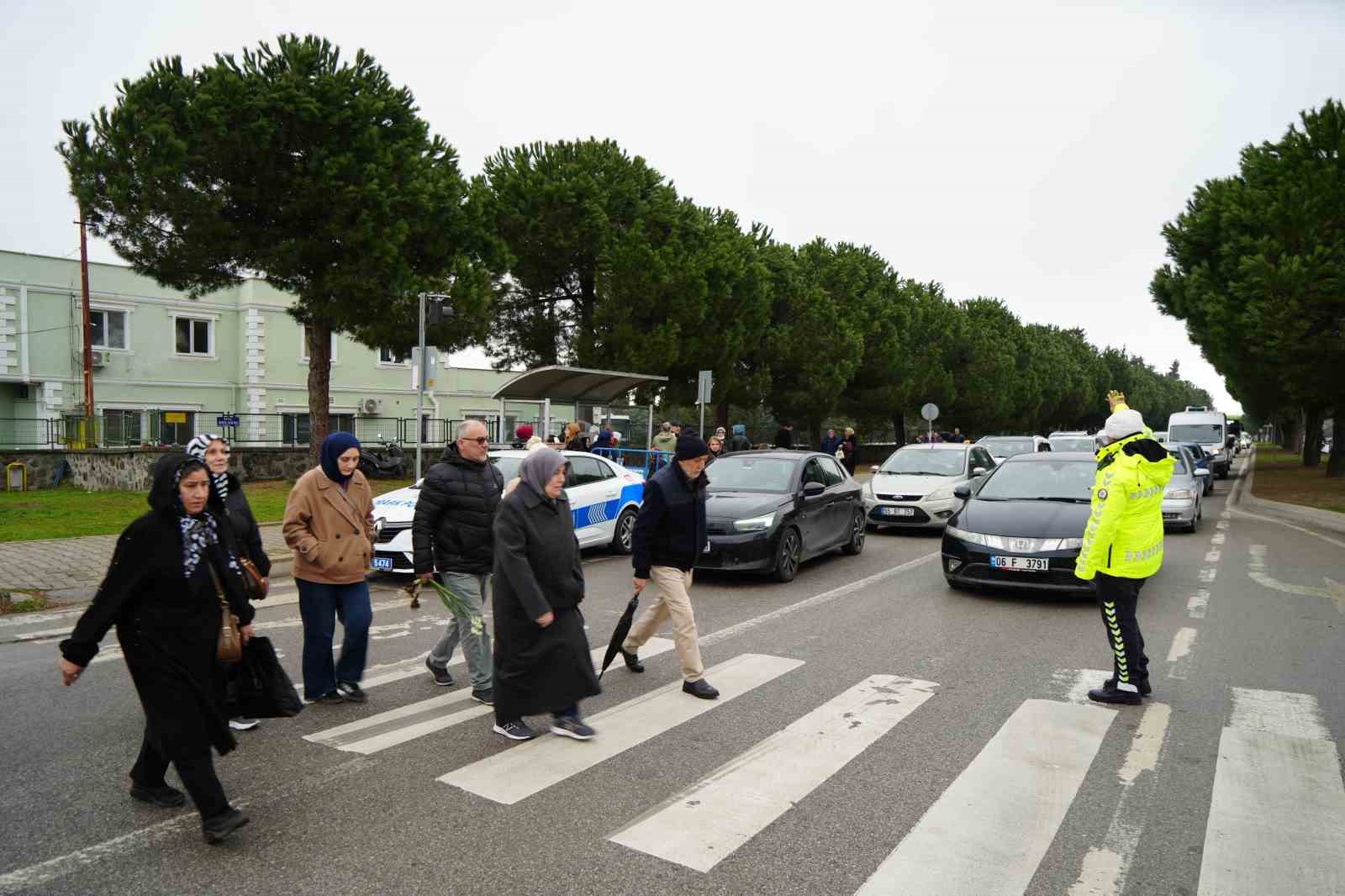 Samsun’da mezarlıklar ziyaretçilerle doldu taştı: Şehitliklerde hüzün
