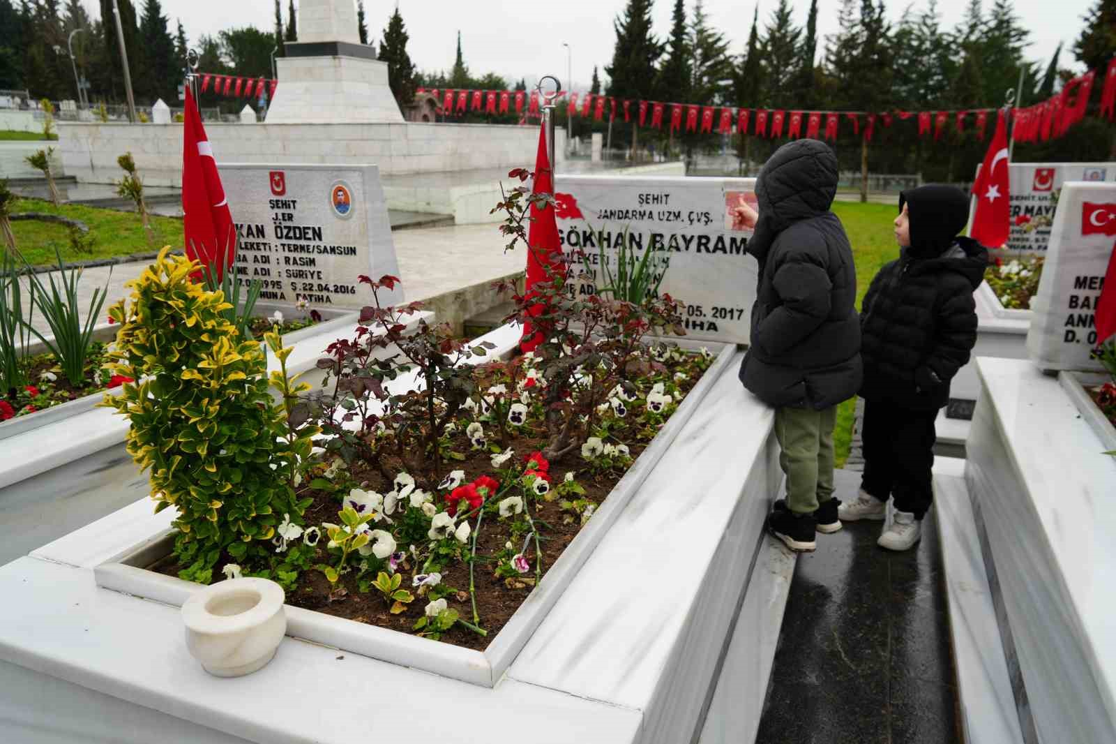 Samsun’da mezarlıklar ziyaretçilerle doldu taştı: Şehitliklerde hüzün
