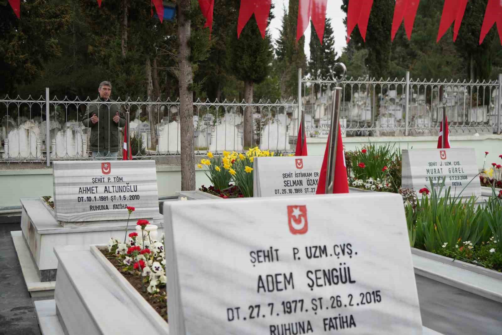 Samsun’da mezarlıklar ziyaretçilerle doldu taştı: Şehitliklerde hüzün

