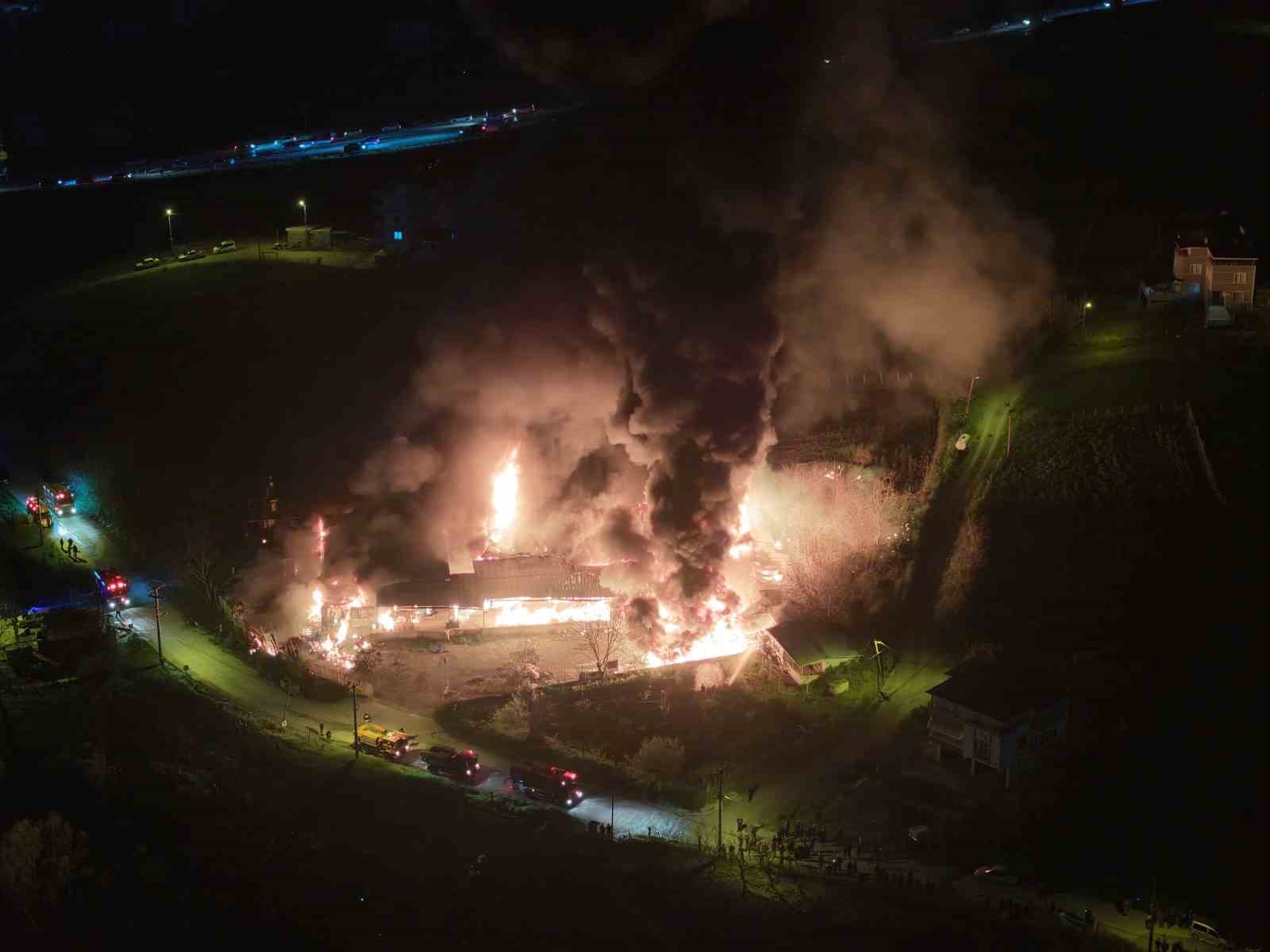 Samsun’da muz deposu yangını havadan görüntülendi
