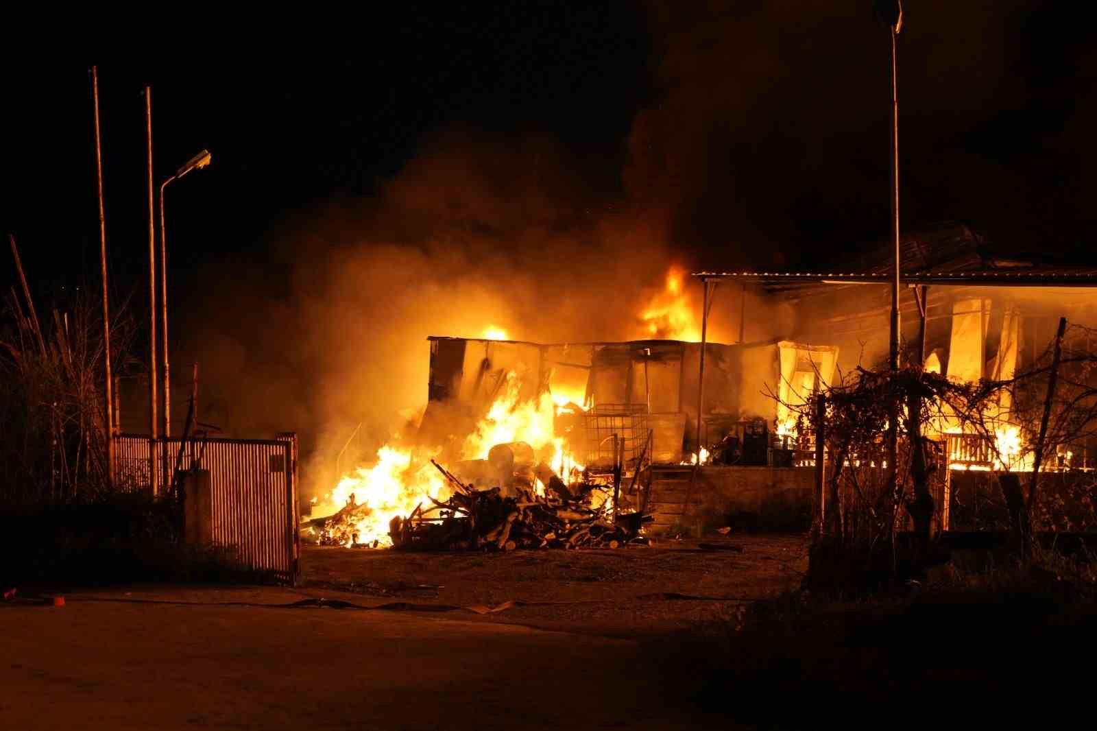 Samsun’da muz deposunda yangın: Alevler göğe yükseldi
