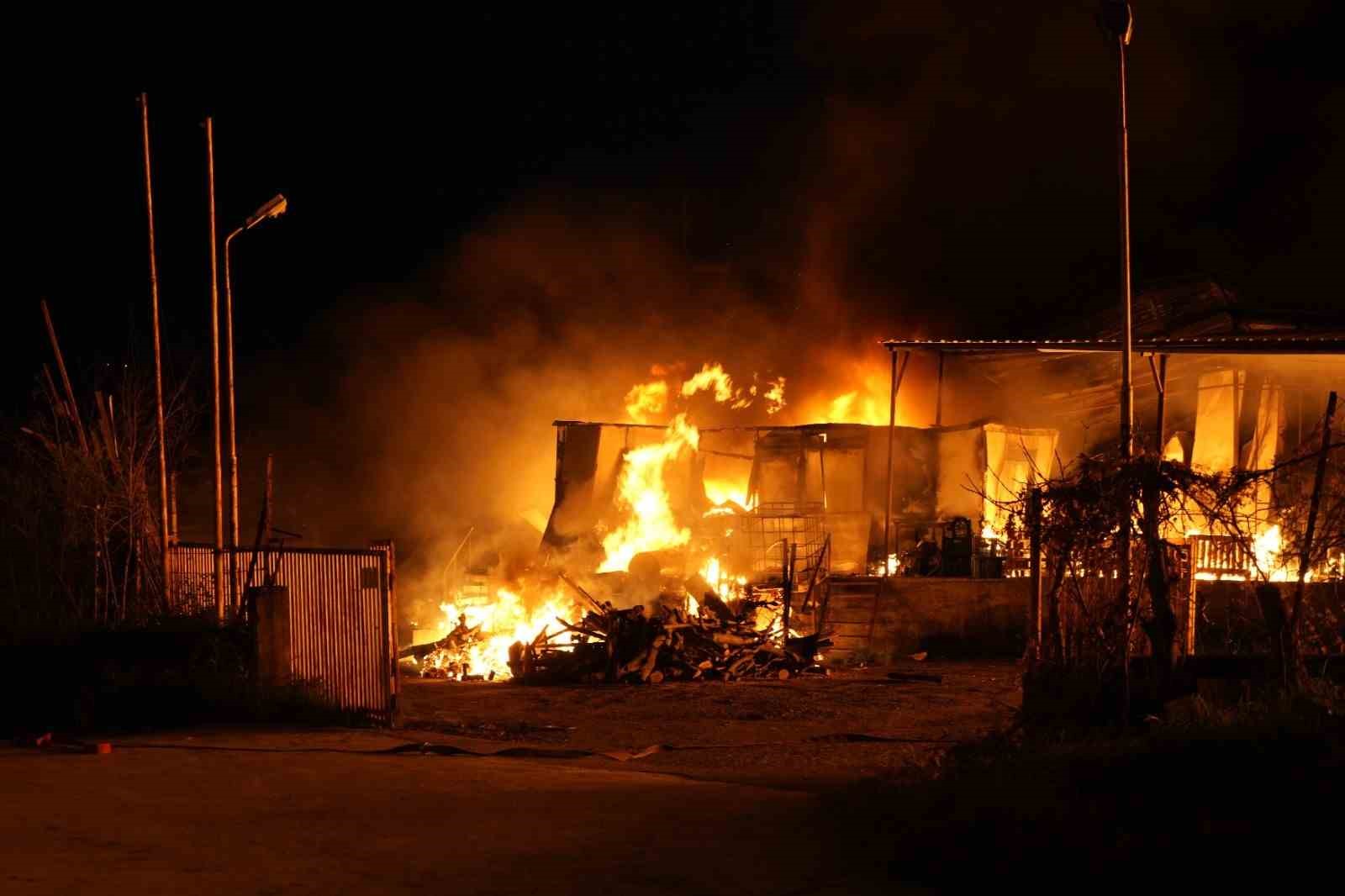 Samsun’da muz deposunda yangın: Alevler göğe yükseldi
