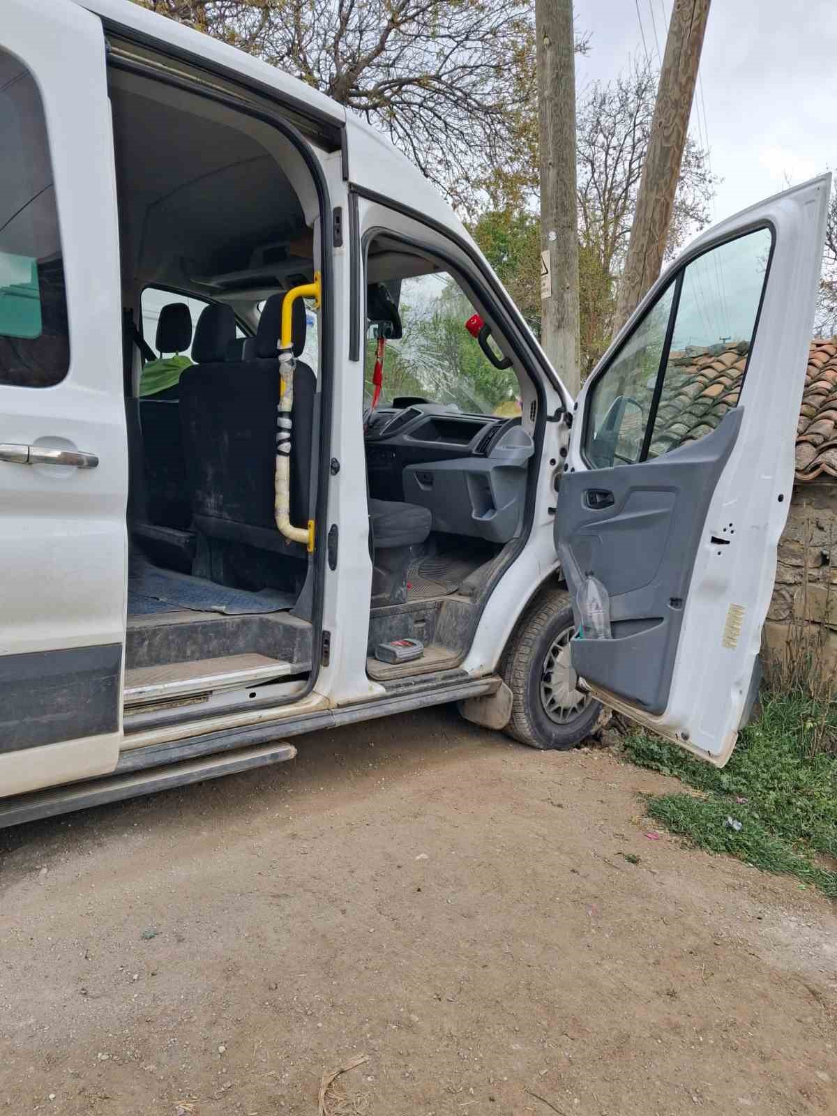 Samsun’da öğrenci servisi direğe çarptı: 12 yaralı
