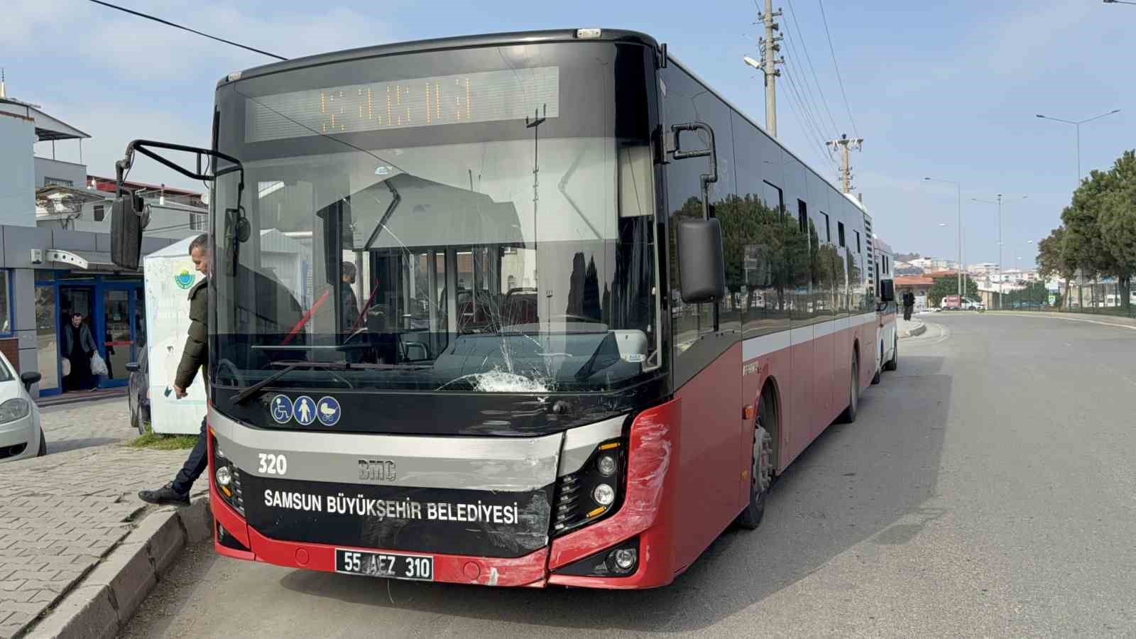Samsun’da otobüs ile otomobil kavşakta çarpıştı: 9 yaralı
