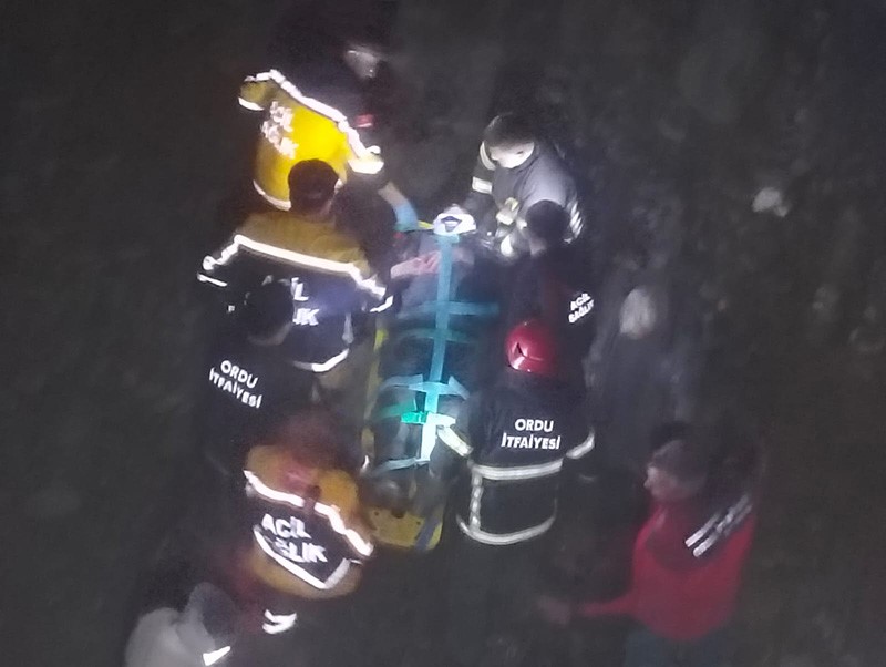 Samsun’da otomobil köprüden dere yatağına uçtu: 2 yaralı
