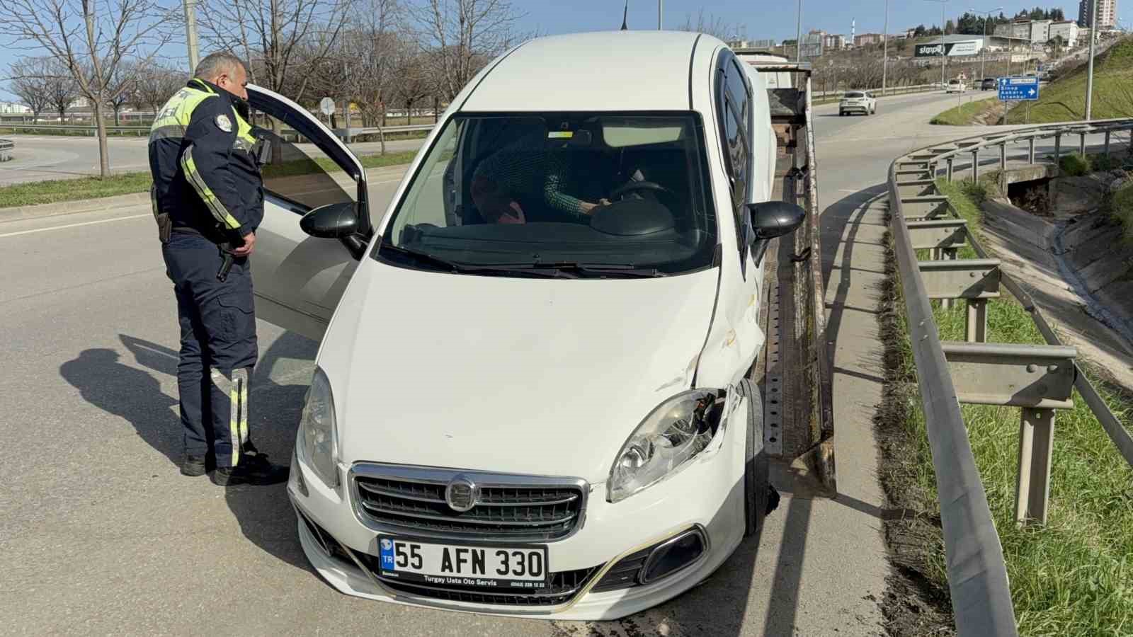Samsun’da otomobil refüjü aşıp bariyere çarptı: 1 yaralı
