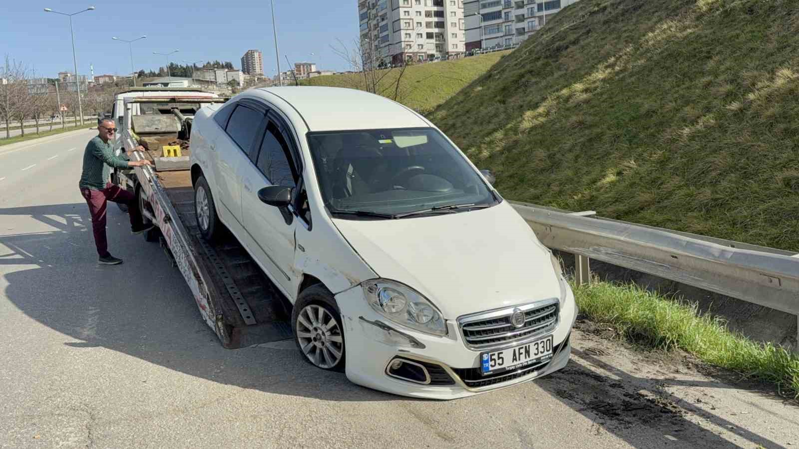 Samsun’da otomobil refüjü aşıp bariyere çarptı: 1 yaralı
