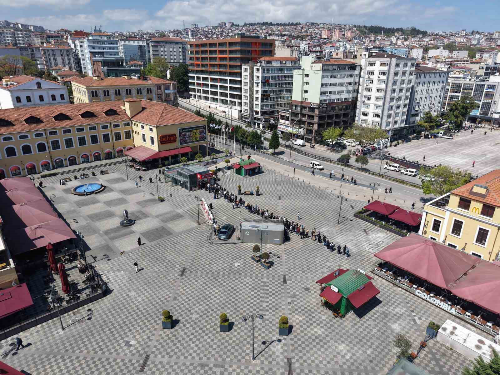 Samsun’da şampiyonluk maçı heyecanı: Biletler için kuyruk oluştu
