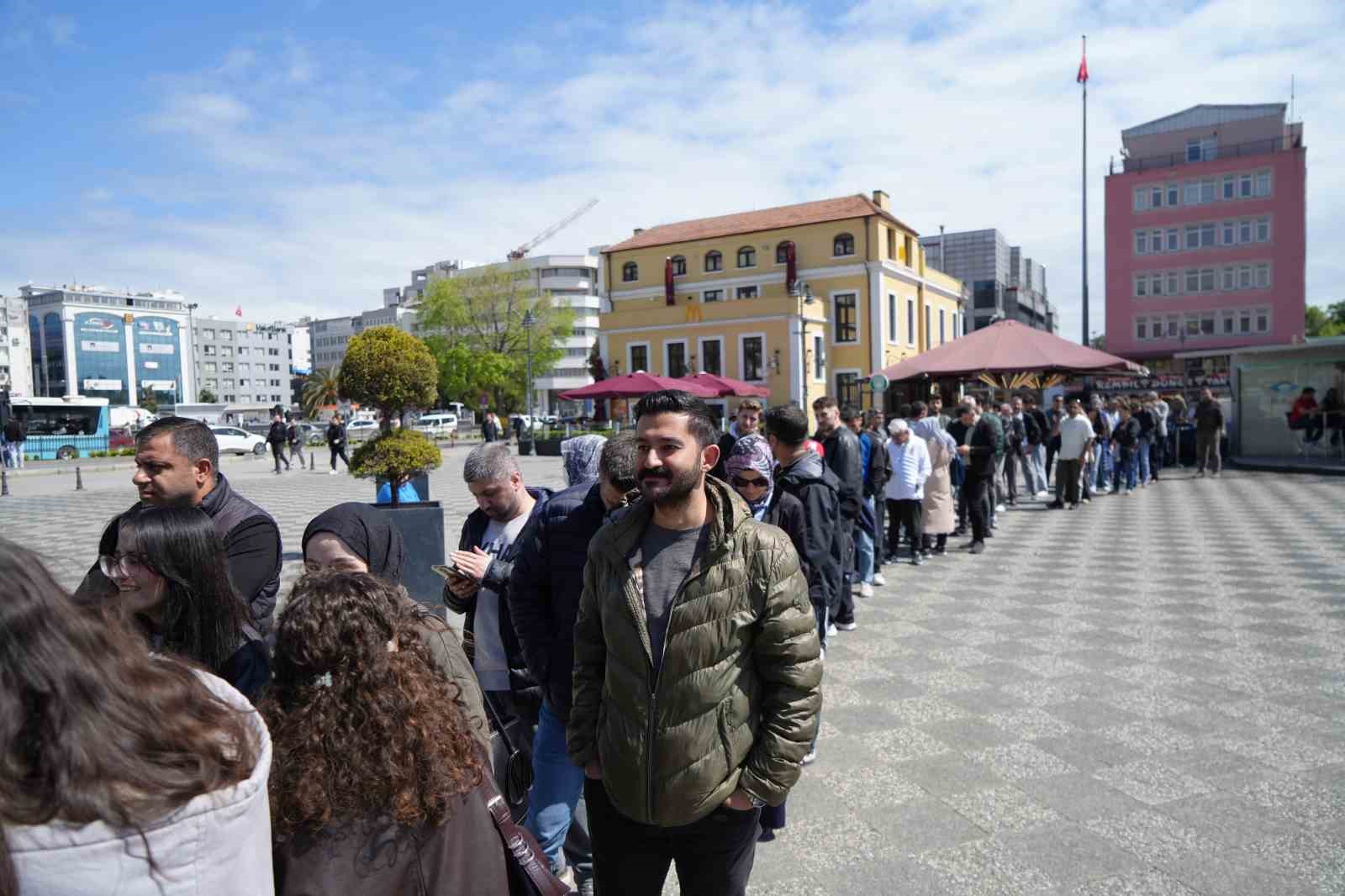 Samsun’da şampiyonluk maçı heyecanı: Biletler için kuyruk oluştu
