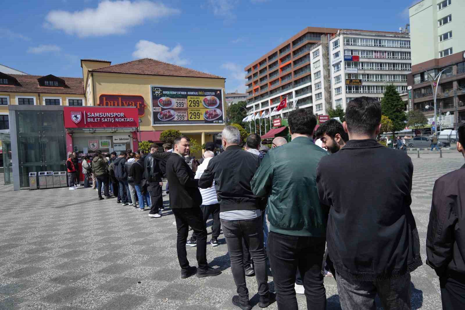 Samsun’da şampiyonluk maçı heyecanı: Biletler için kuyruk oluştu
