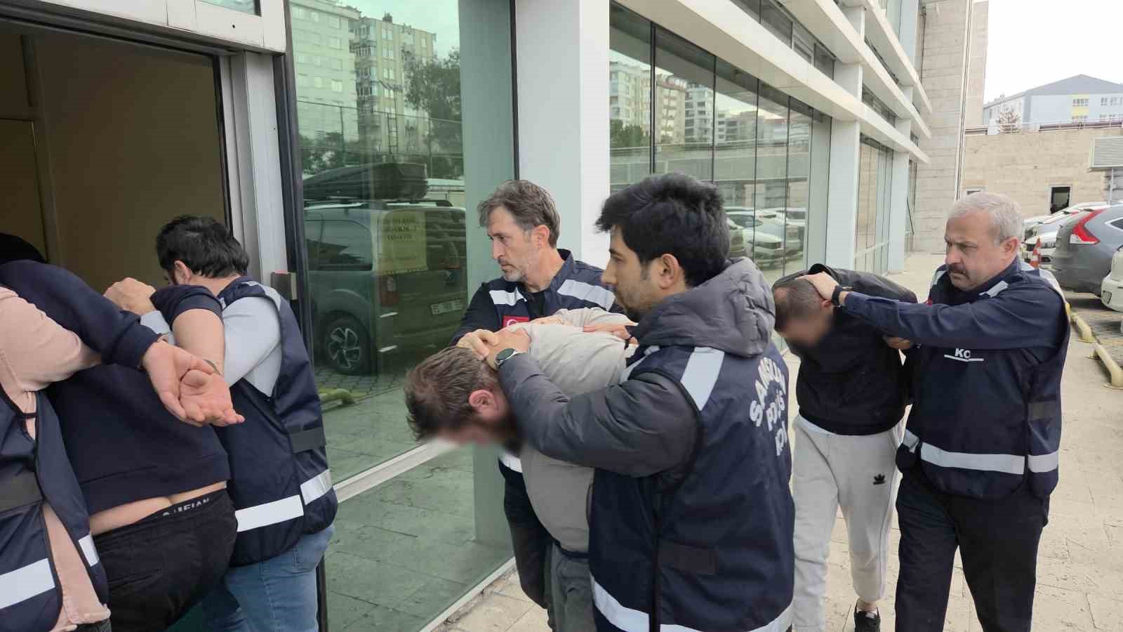 Samsun’da silahlı tehdit ve zorla para alma iddiası: 4 şüpheli adliyede
Samsun’da silahlı tehdit ve zorla para alma iddiası: 4 şüpheli adliyede