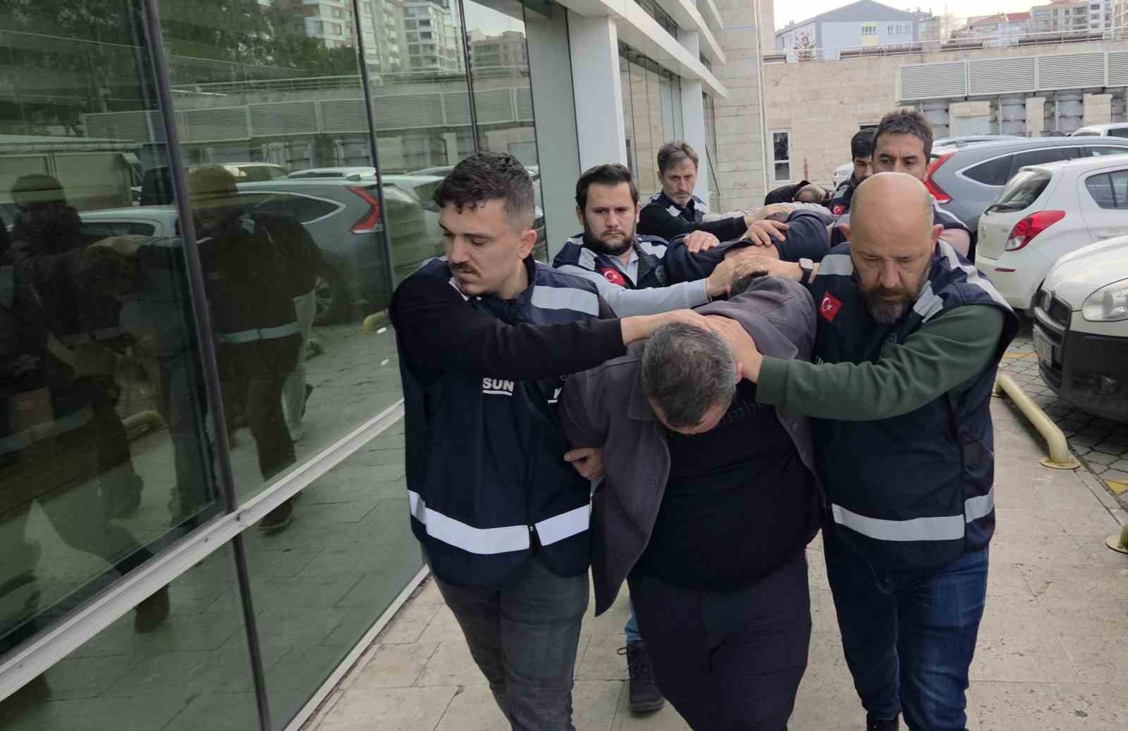 Samsun’da silahlı tehdit ve zorla para alma iddiası: 4 şüpheli adliyede
Samsun’da silahlı tehdit ve zorla para alma iddiası: 4 şüpheli adliyede