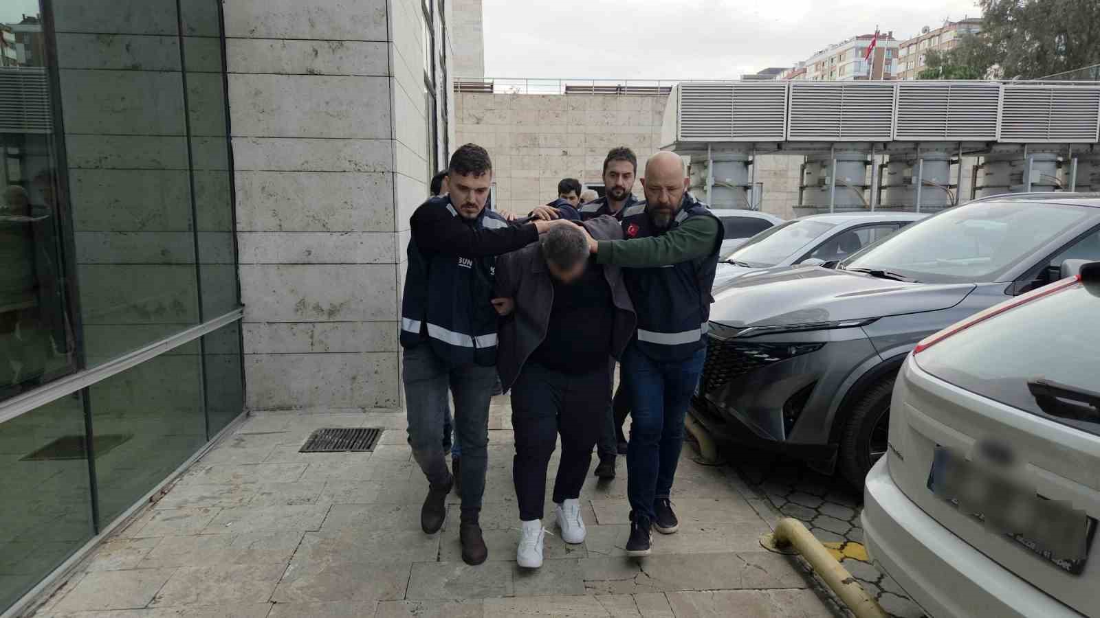 Samsun’da silahlı tehdit ve zorla para alma iddiası: 4 şüpheli adliyede
Samsun’da silahlı tehdit ve zorla para alma iddiası: 4 şüpheli adliyede