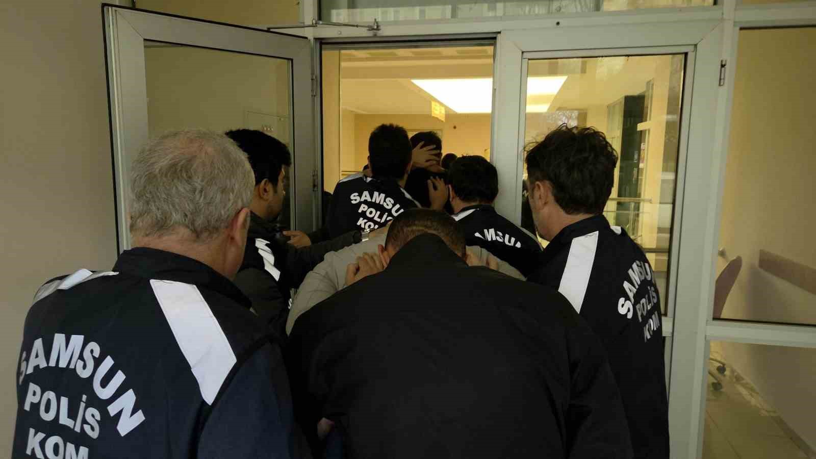 Samsun’da silahlı tehdit ve zorla para alma iddiası: 4 şüpheli adliyede
Samsun’da silahlı tehdit ve zorla para alma iddiası: 4 şüpheli adliyede