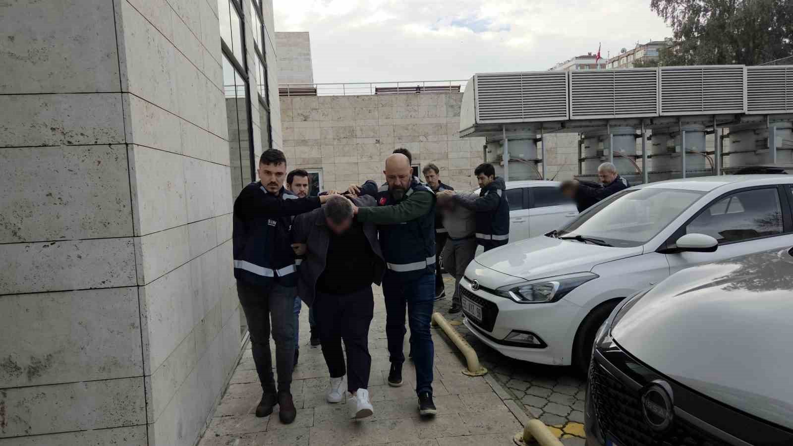Samsun’da silahlı tehdit ve zorla para alma iddiası: 4 şüpheli adliyede
Samsun’da silahlı tehdit ve zorla para alma iddiası: 4 şüpheli adliyede