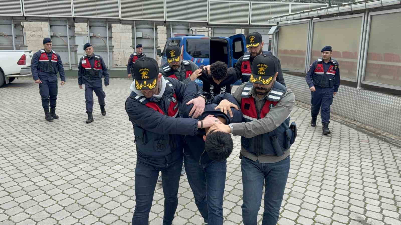 Samsun’da Tik Tok canlı yayınında terör propagandası yapan 2 inşaat işçisi adliyeye sevk edildi
