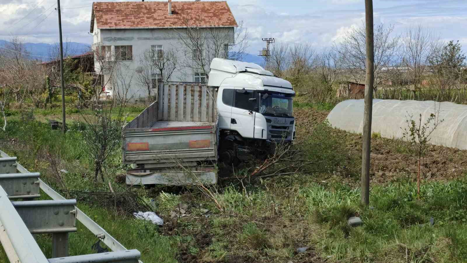 Samsun’da tır tarlaya uçtu: 1 yaralı
