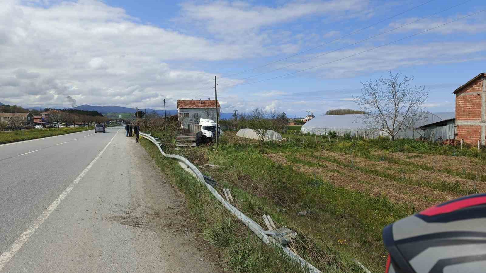 Samsun’da tır tarlaya uçtu: 1 yaralı
