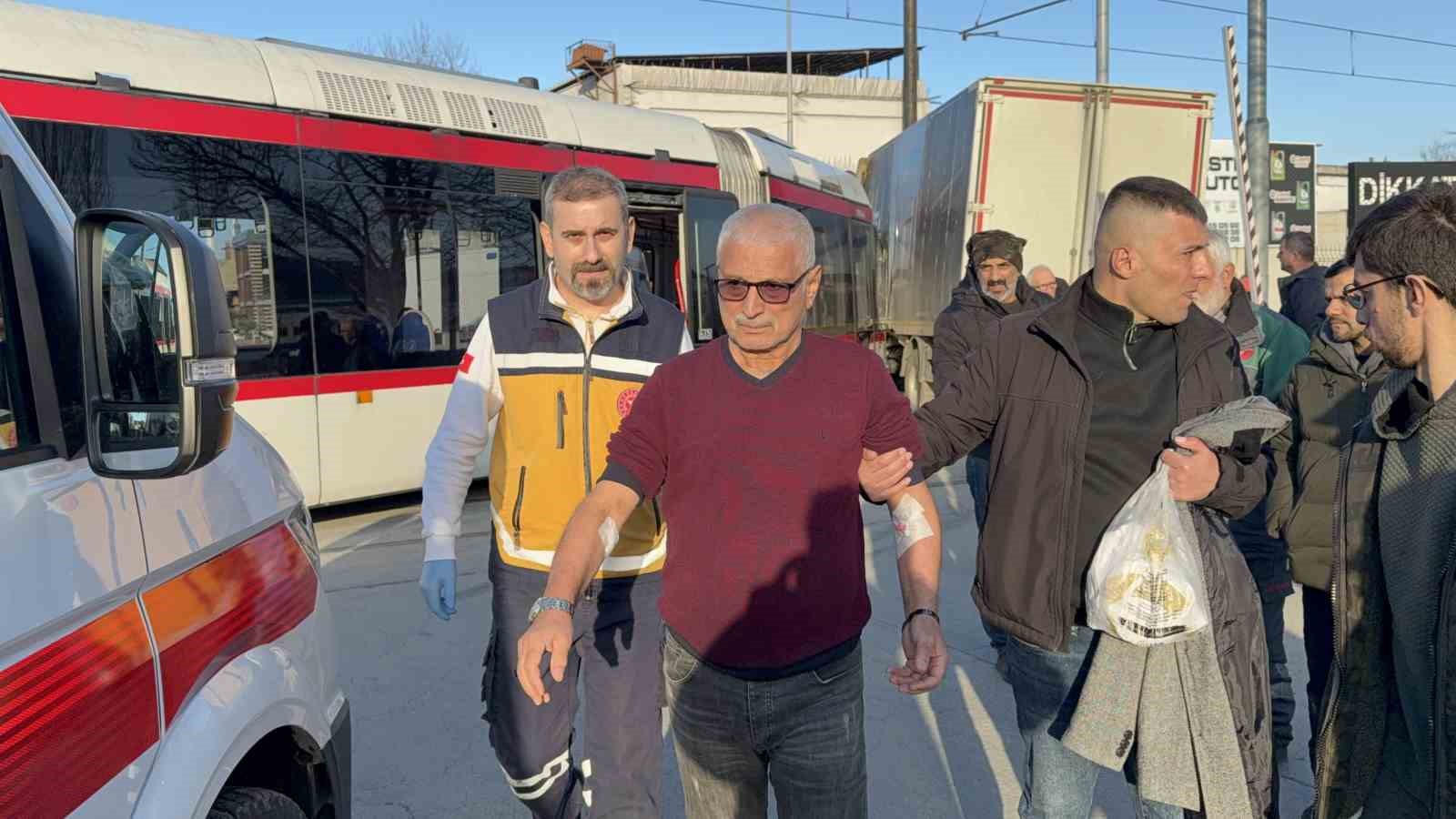 Samsun’da tramvay ile kamyon çarpıştı: 3 yaralı

