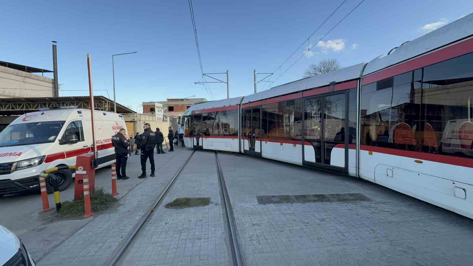 Samsun’da tramvay ile kamyon çarpıştı: 3 yaralı
