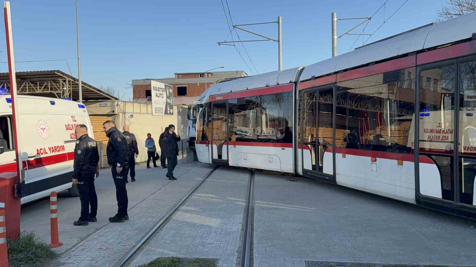 Samsun’da tramvay ile kamyon çarpıştı: 3 yaralı
