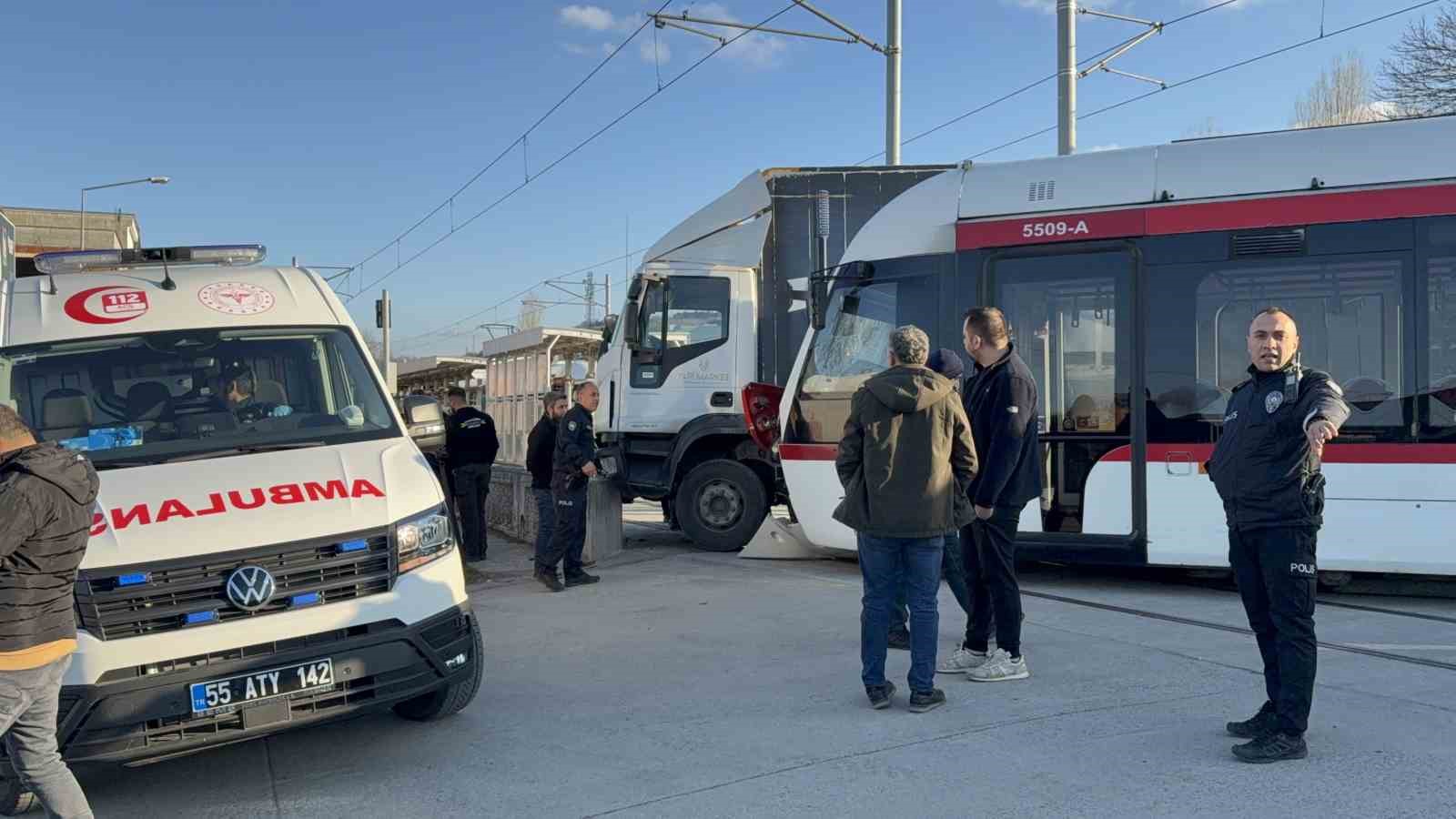 Samsun’da tramvay ile kamyon çarpıştı: 3 yaralı
