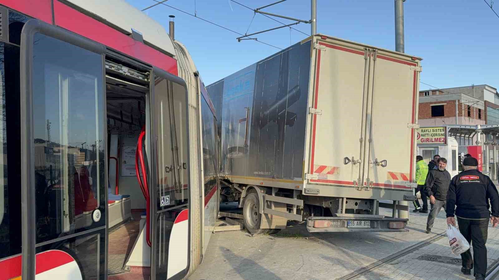 Samsun’da tramvay ile kamyon çarpıştı: 3 yaralı
