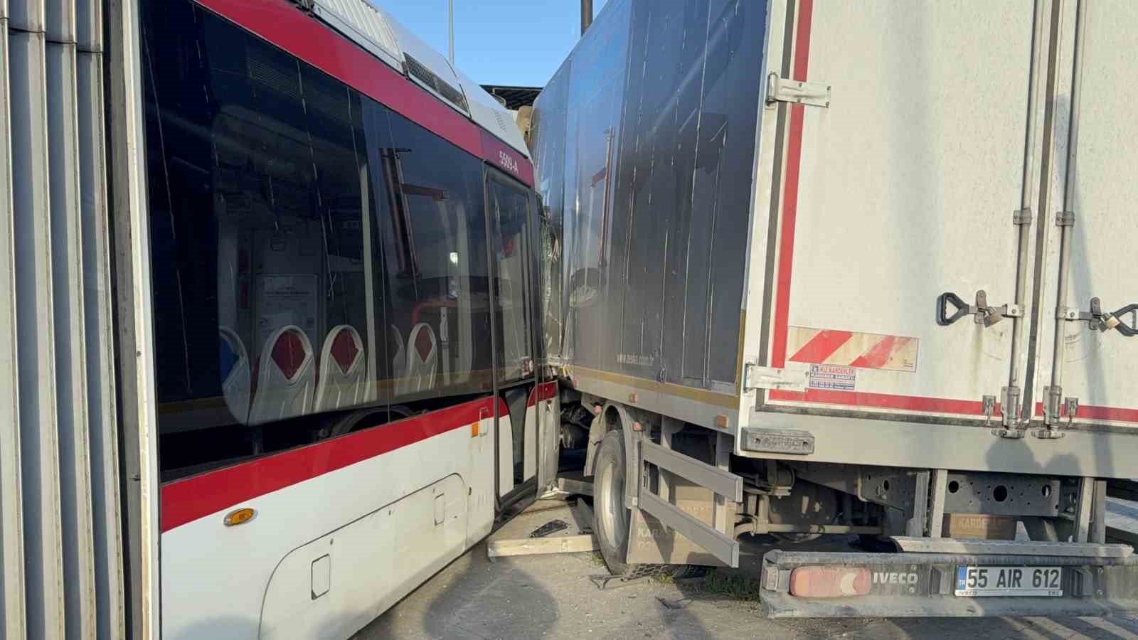 Samsun’da tramvay ile kamyon çarpıştı: 3 yaralı
