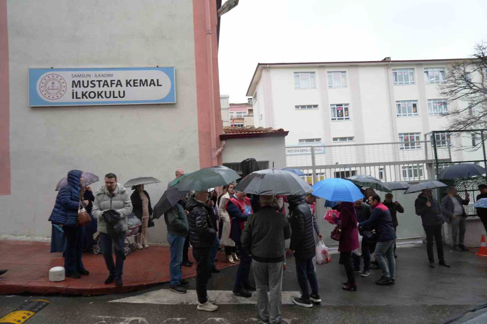Samsun’da veli sınıfı bastı, öğretmenler basın açıklaması ile tepki gösterdi
