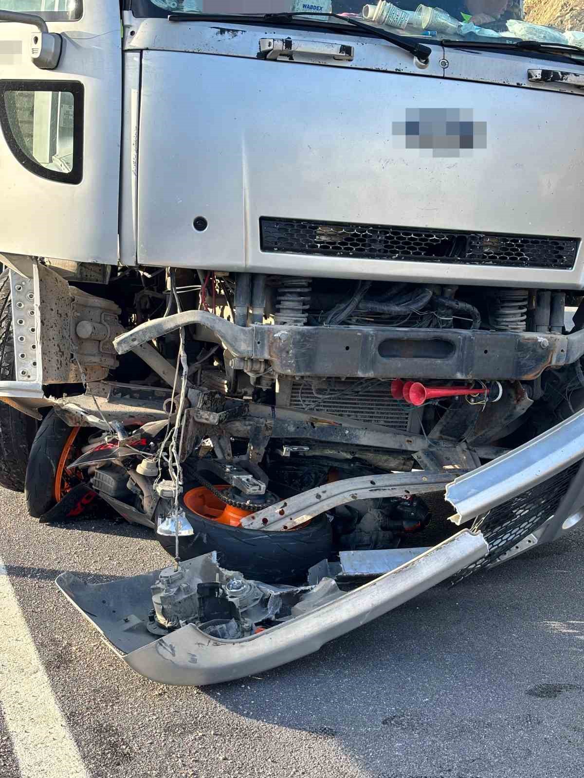 Samsun’da virajı alamayan motosiklet kamyonla çarpıştı: 1 ölü
