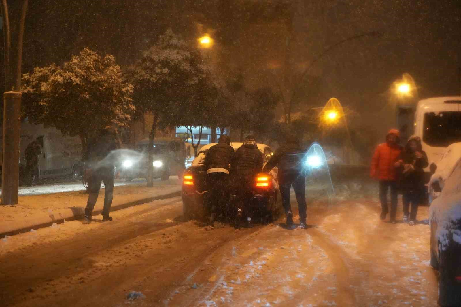 Samsun’da yoğun kar yağışı sürücülere zor anlar yaşattı
