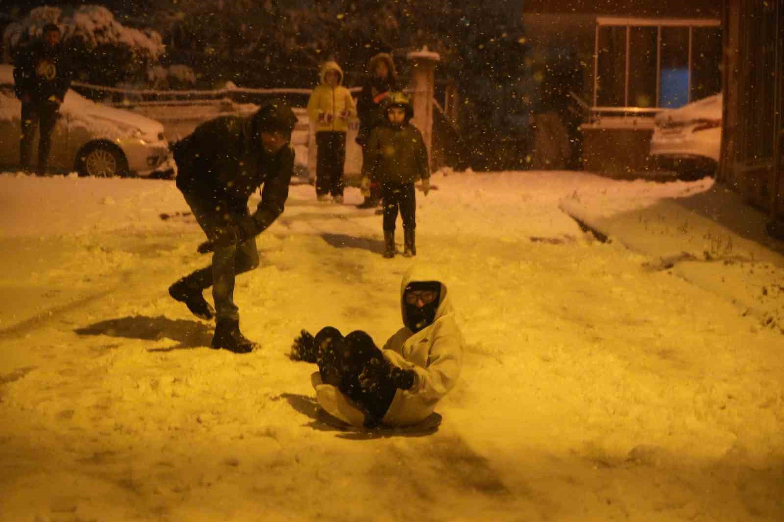Samsun’da yoğun kar yağışı sürücülere zor anlar yaşattı
