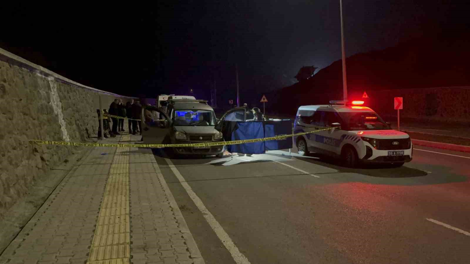 Samsun’daki boğaz kesme cinayetinde yeni gelişme: Kadının eşi ve oğlu da gözaltına alındı
Samsun’daki boğaz kesme cinayetinde yeni gelişme: Kadının eşi ve oğlu da gözaltına alındı