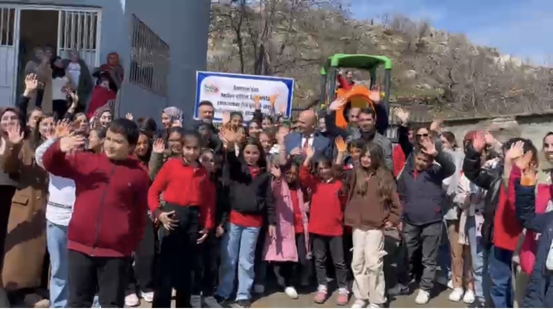 Samsun’dan Diyarbakır’a uzanan gönül köprüsü oyun parkıyla taçlandı
Samsun’dan Diyarbakır’a uzanan gönül köprüsü oyun parkıyla taçlandı