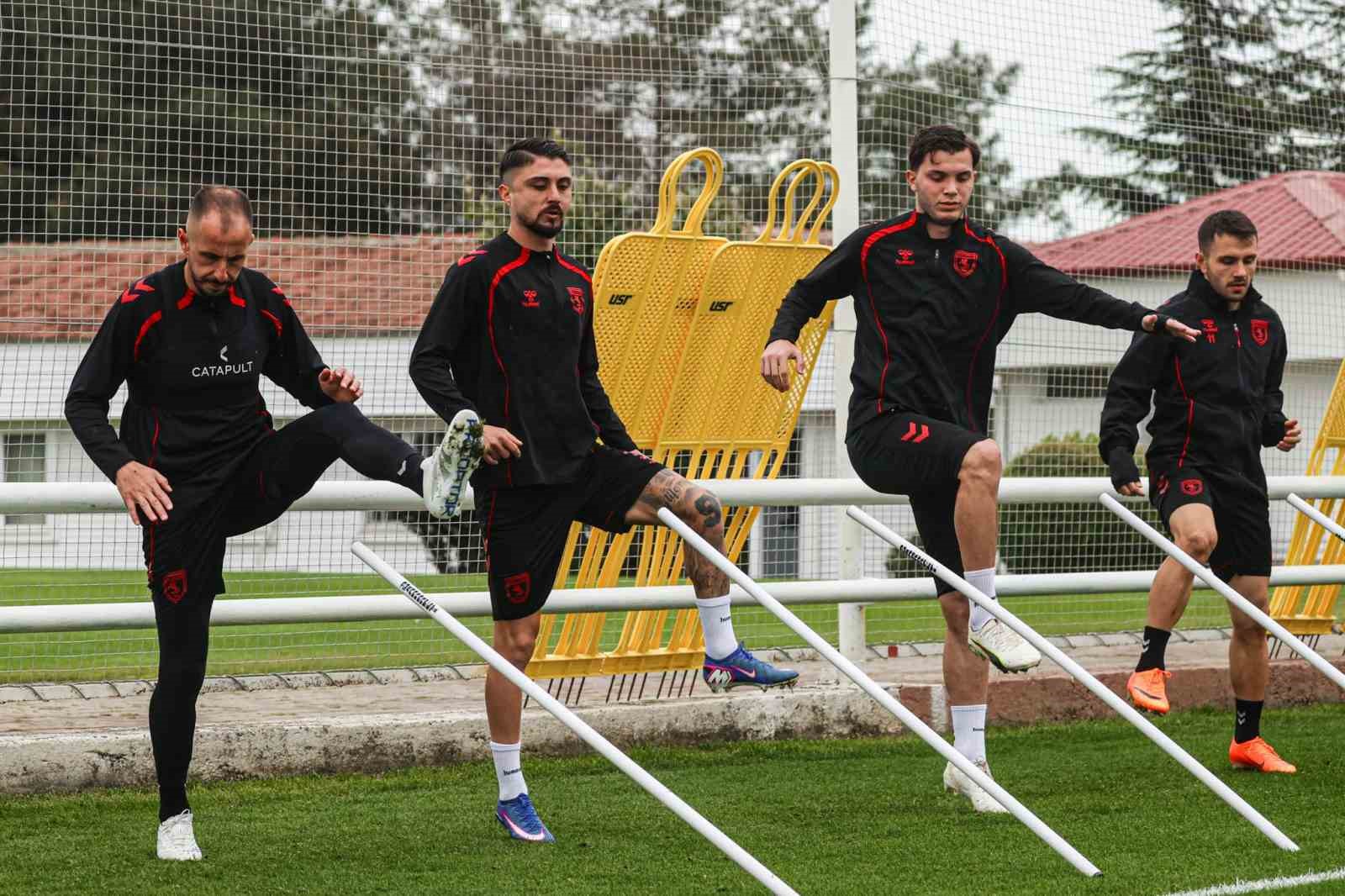 Samsunspor, erteleme maçı için Rize’ye gitti
