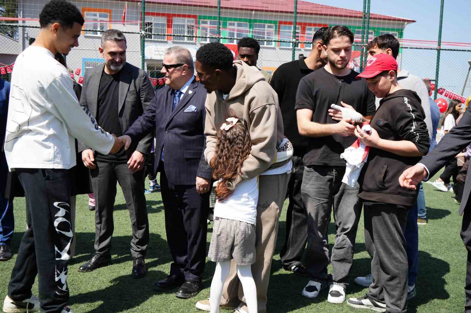 Samsunsporlu futbolcular, 23 Nisan’ı çocuklarla birlikte kutladı
