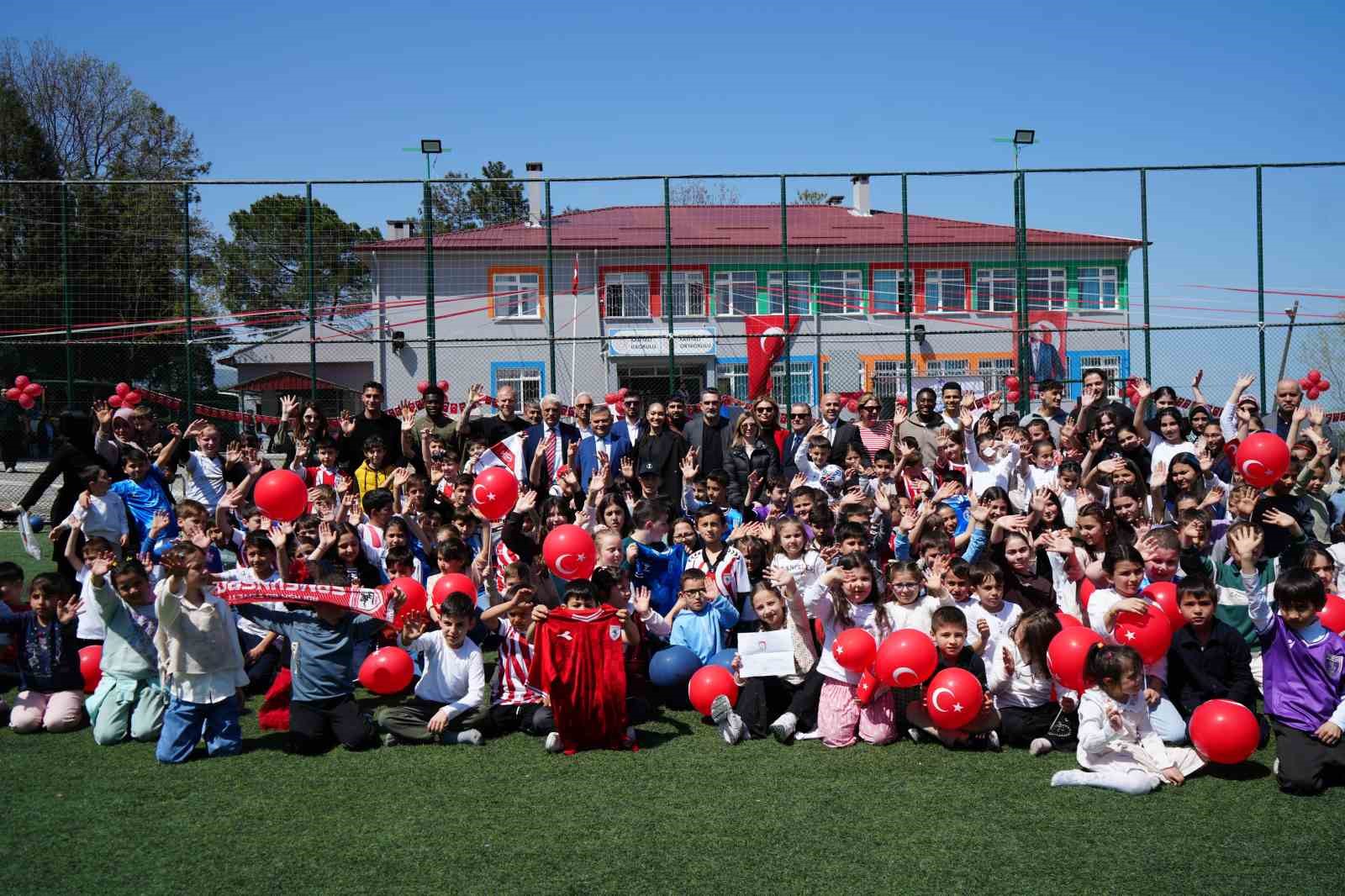 Samsunsporlu futbolcular, 23 Nisan’ı çocuklarla birlikte kutladı
