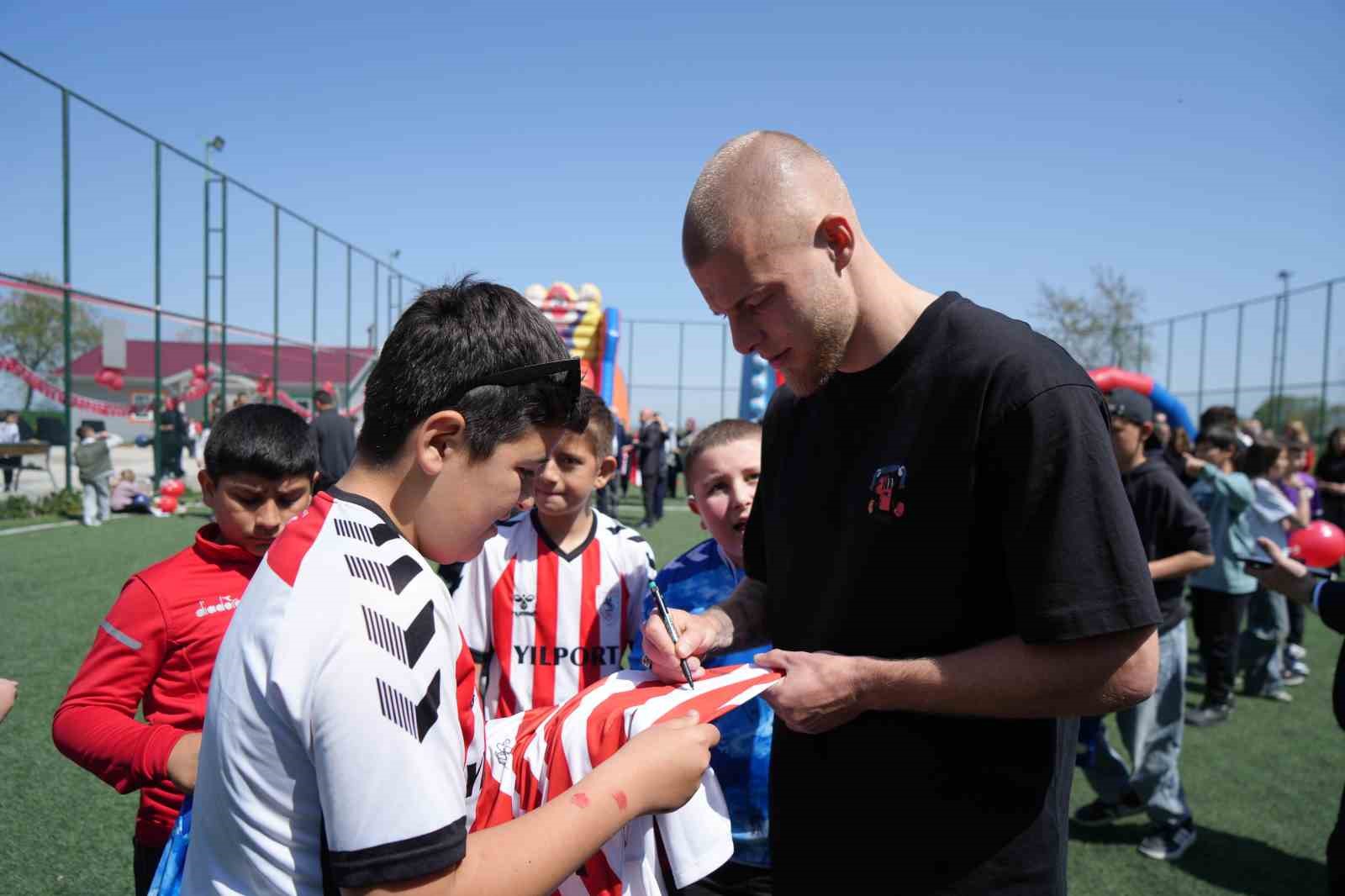 Samsunsporlu futbolcular, 23 Nisan’ı çocuklarla birlikte kutladı
