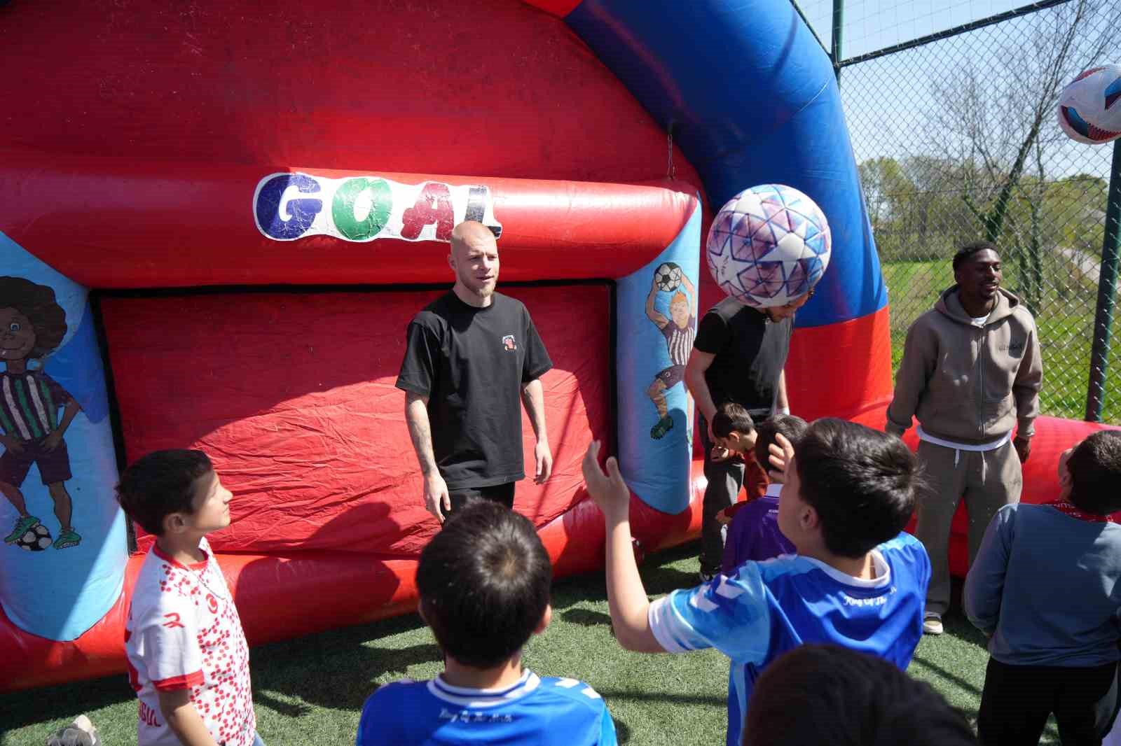 Samsunsporlu futbolcular, 23 Nisan’ı çocuklarla birlikte kutladı
