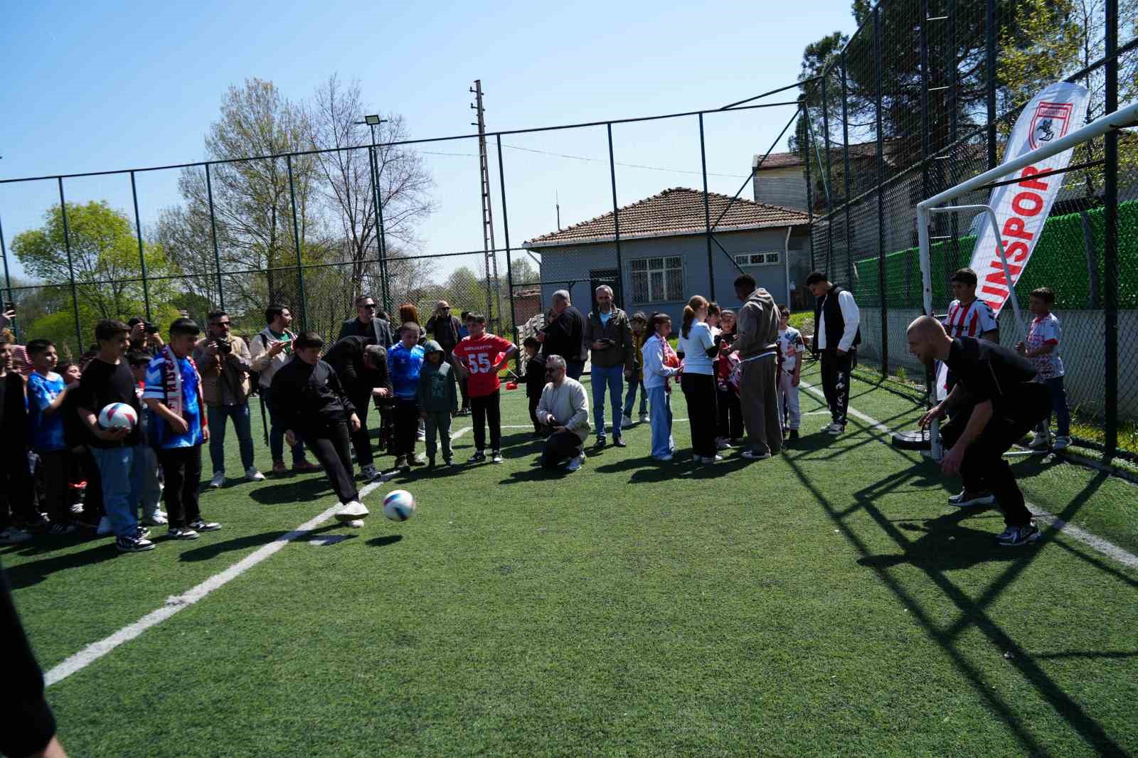 Samsunsporlu futbolcular, 23 Nisan’ı çocuklarla birlikte kutladı
