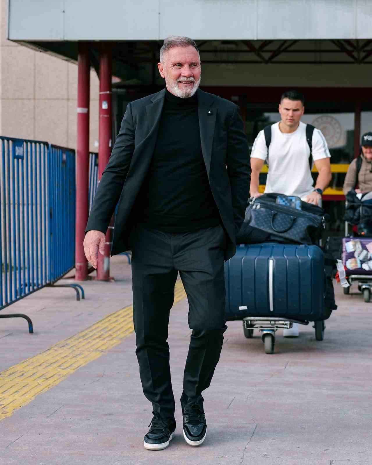 Samsunspor’un yeni Teknik Direktörü Fink, Samsun’a geldi
Samsunspor’un yeni Teknik Direktörü Fink, Samsun’a geldi