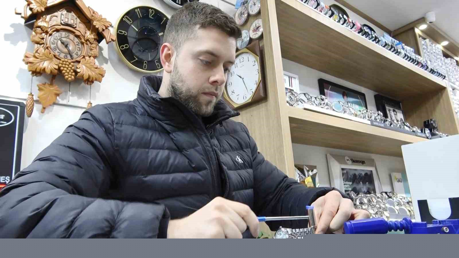 Samsun’un en genç saat tamircisi, zamana ayar veriyor
