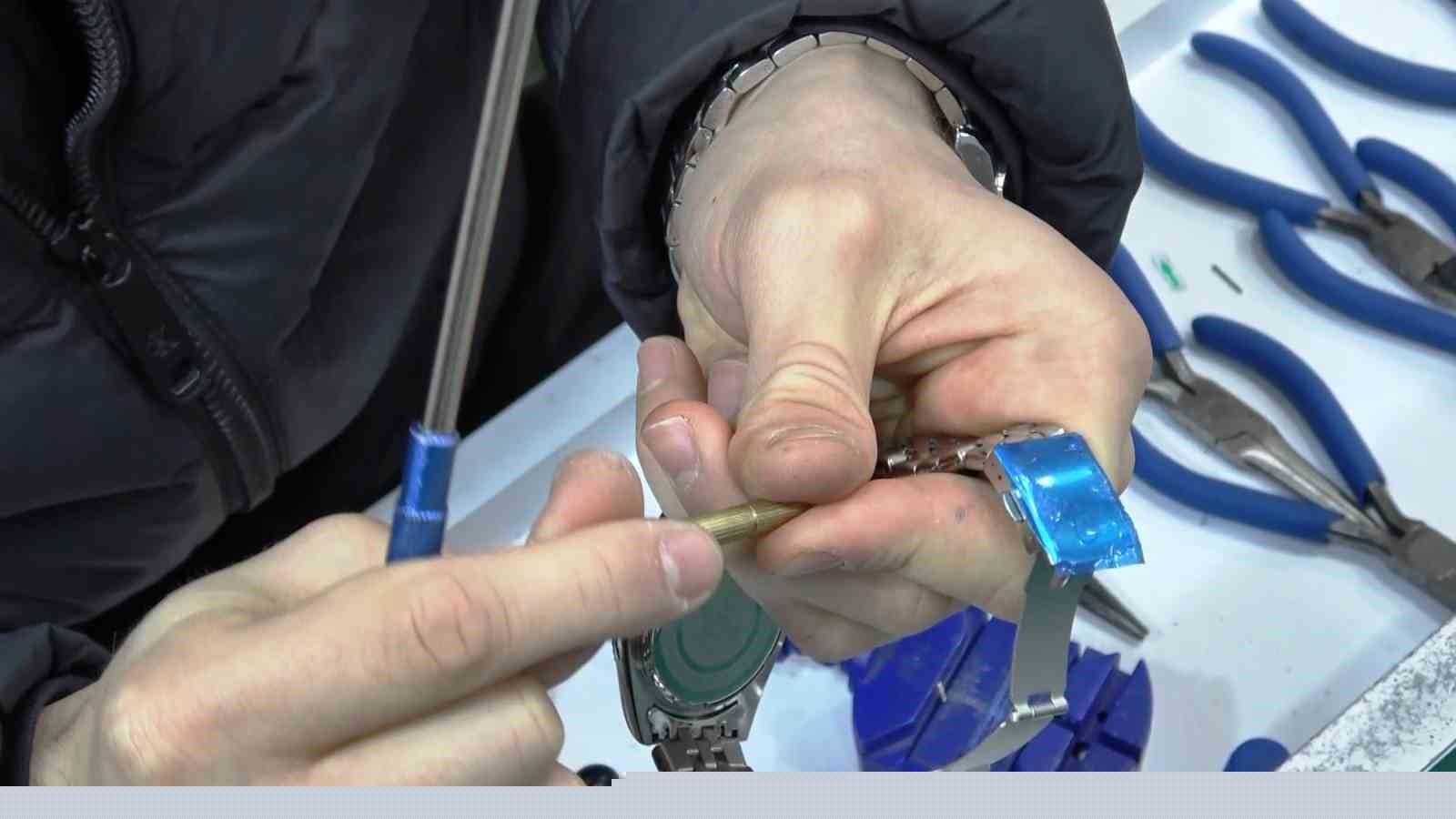 Samsun’un en genç saat tamircisi, zamana ayar veriyor
