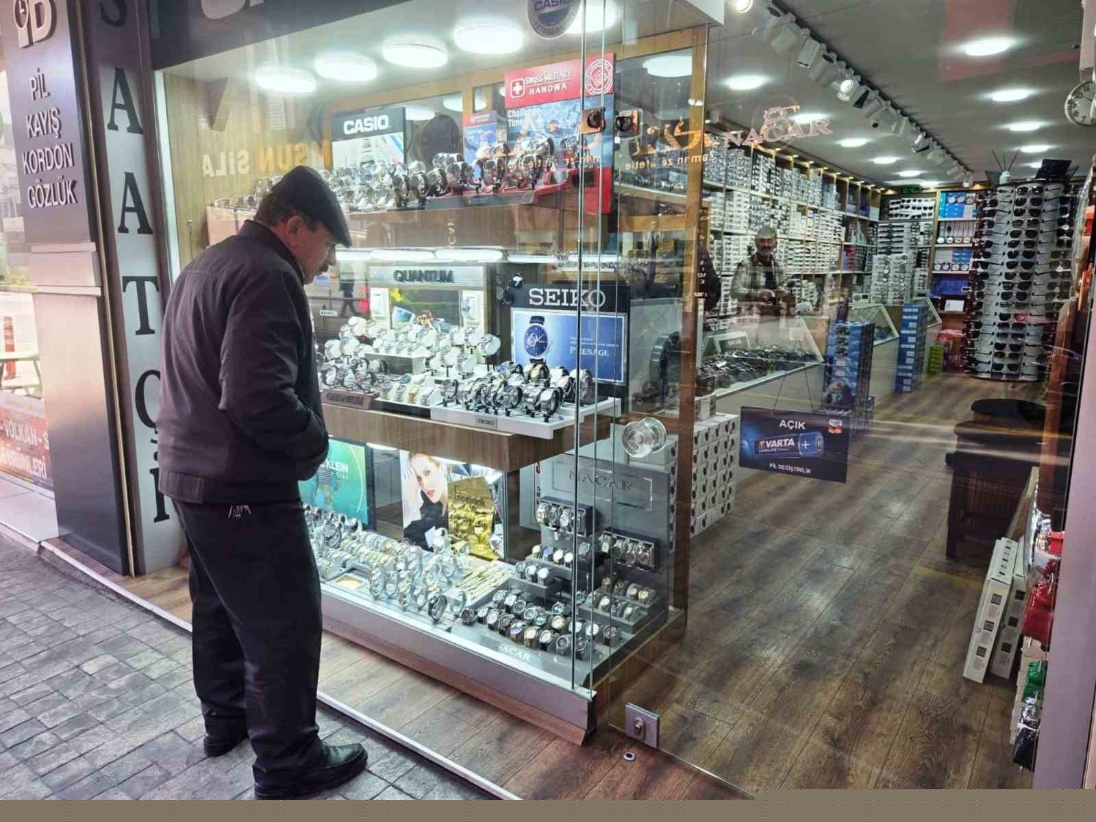 Samsun’un en genç saat tamircisi, zamana ayar veriyor
