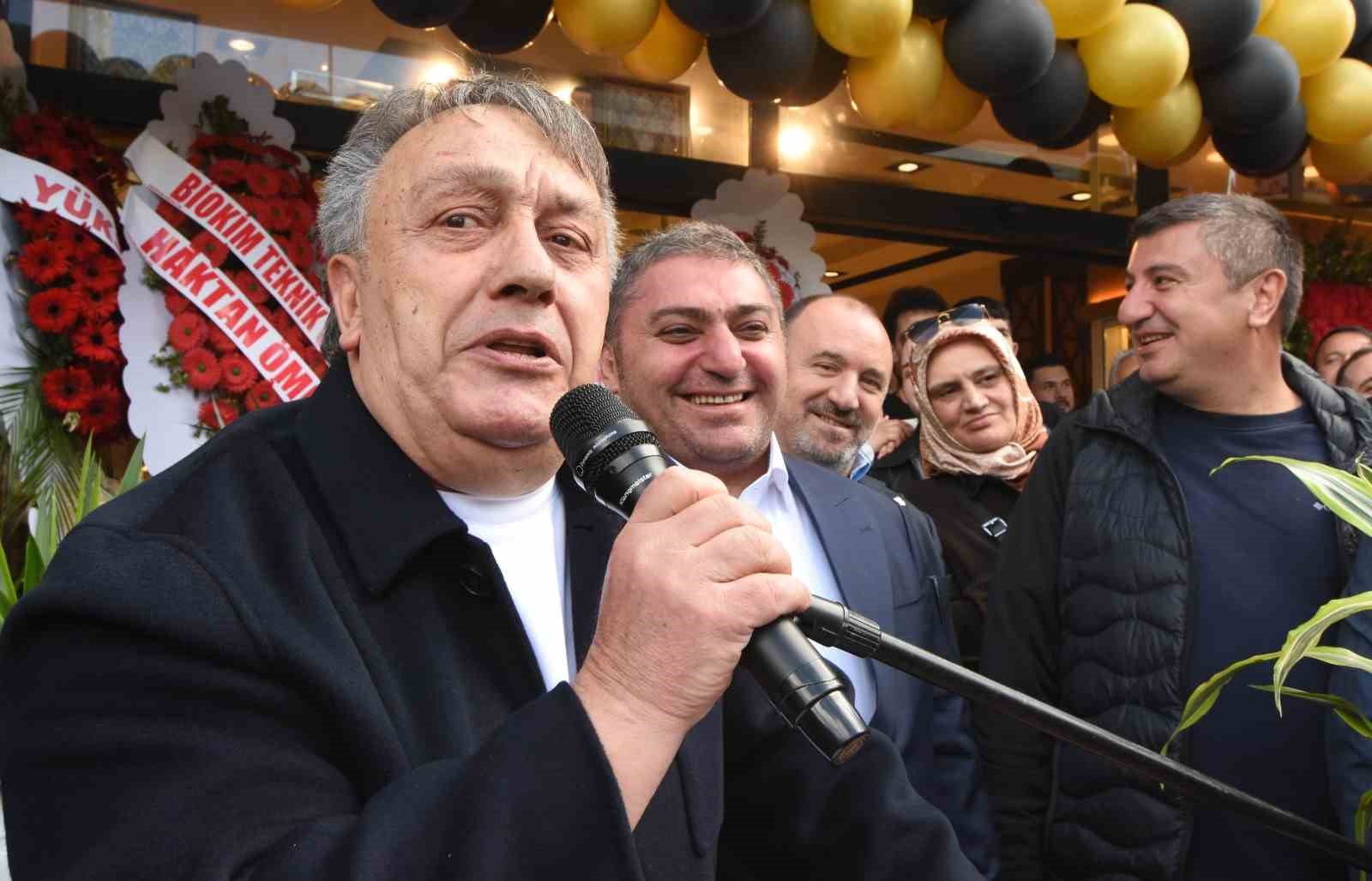 Sanatçi İsmail Türüt Erzurum’da pastahane açılışına katıldı
