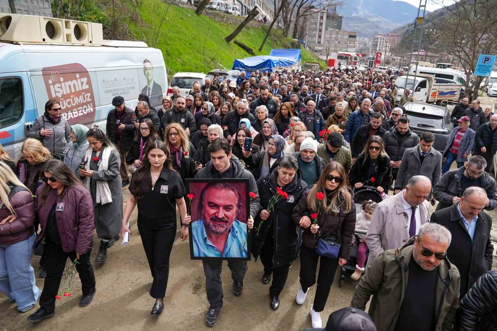 Sanatçı Volkan Konak ölümünün 1. yıldönümünde mezarı başında anıldı
