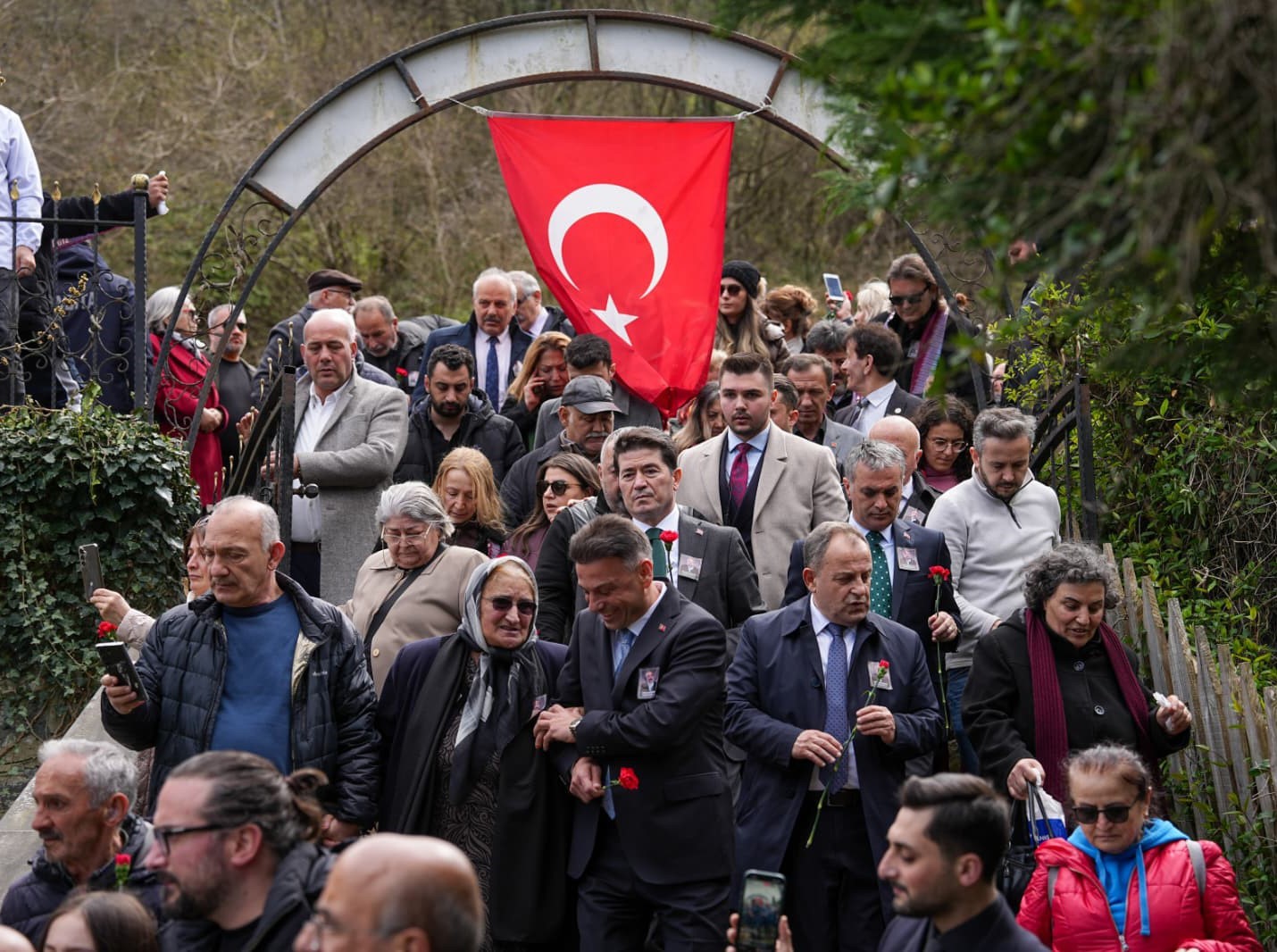 Sanatçı Volkan Konak ölümünün 1. yıldönümünde mezarı başında anıldı
