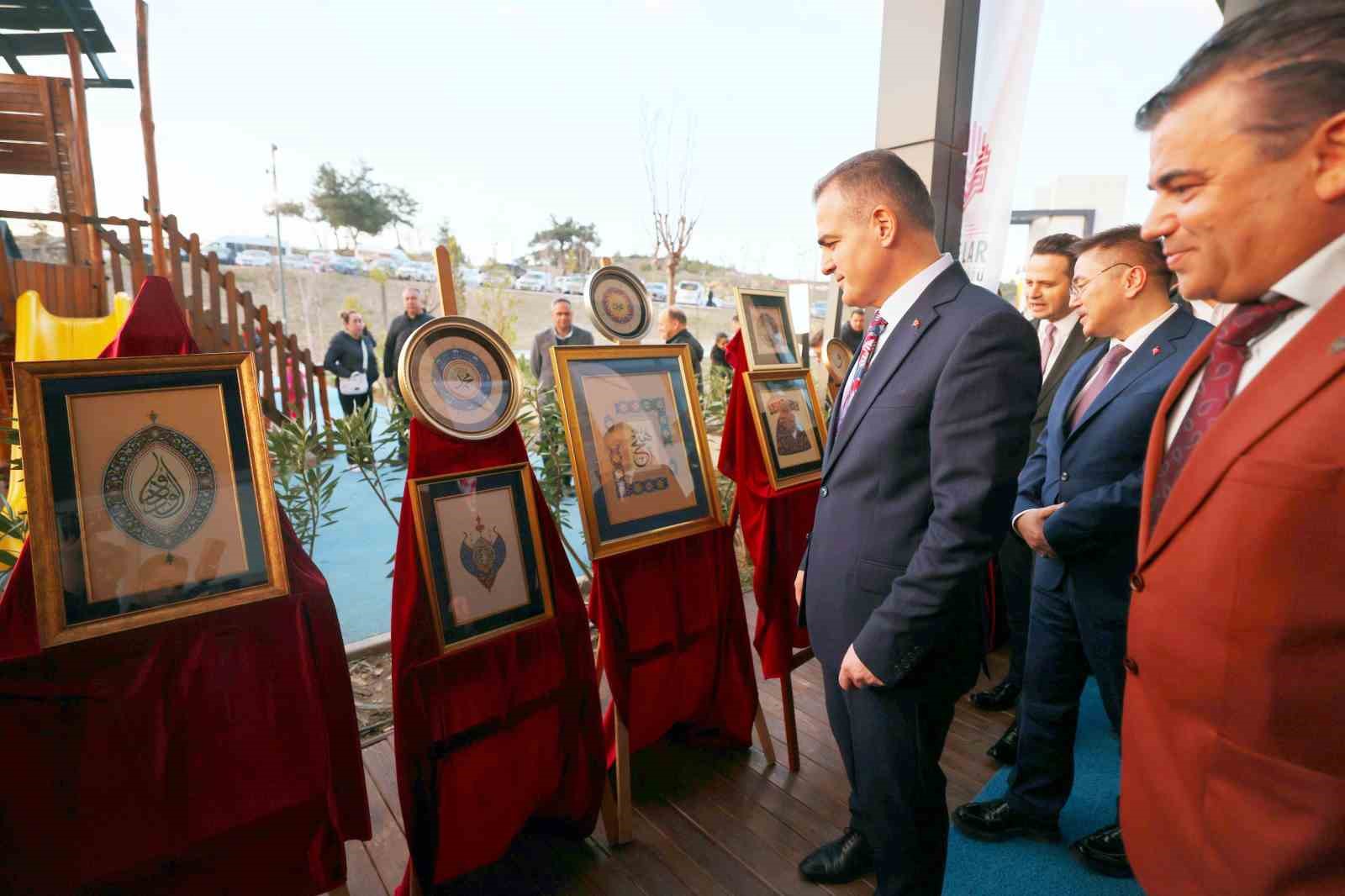 ‘Sanatın diliyle değerlerimiz, hat, tezhip, ebru’ sergisi açıldı
